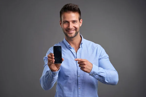 Joven con un smartphone — Foto de Stock