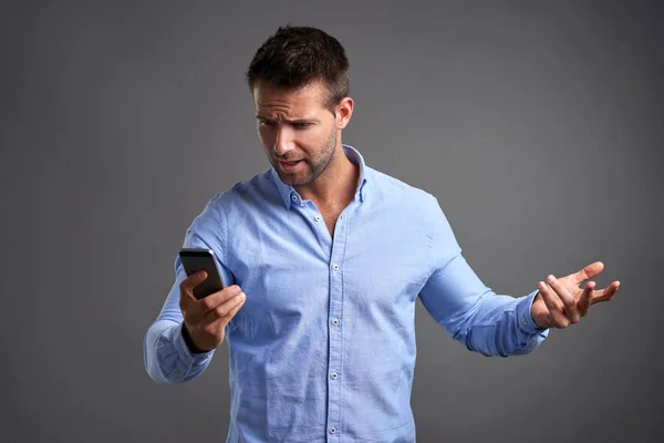 Joven con un smartphone —  Fotos de Stock