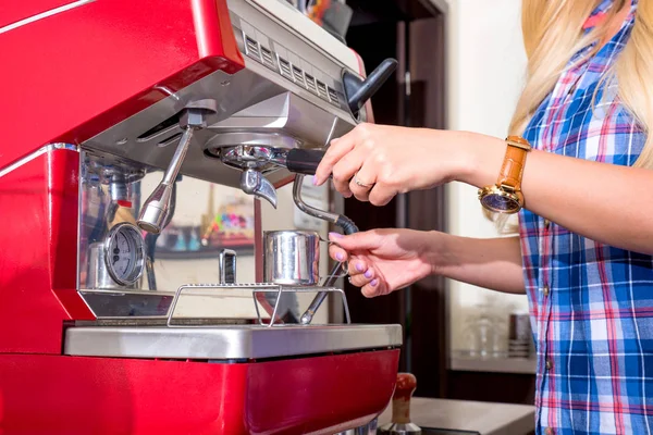 Jovem mulher fazendo café — Fotografia de Stock