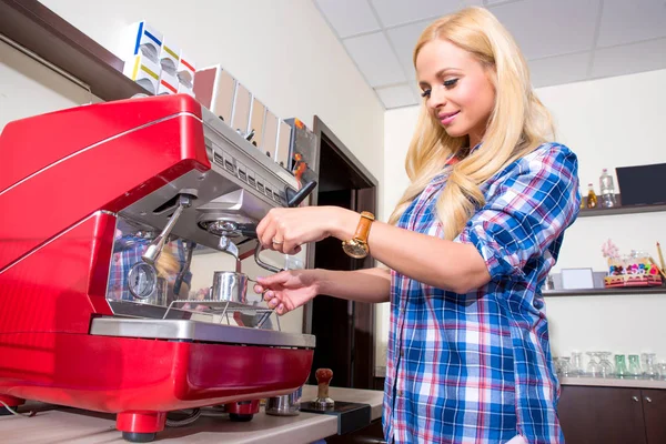 Jonge vrouw maken van koffie — Stockfoto