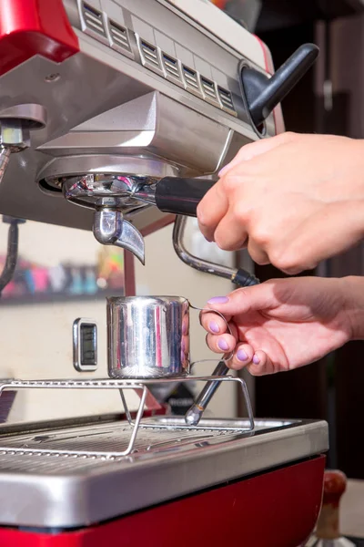 Jovem mulher fazendo café — Fotografia de Stock