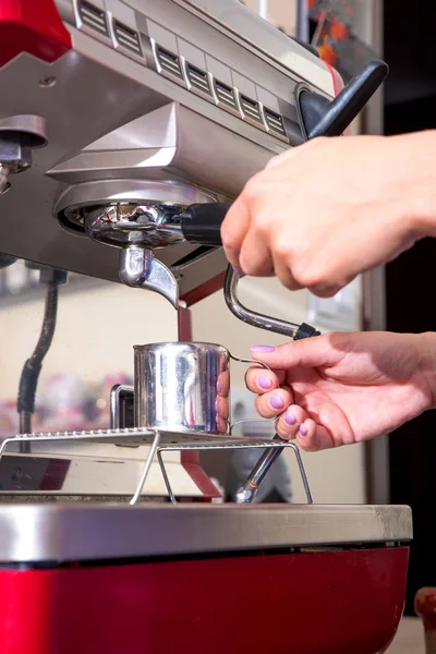 Jovem mulher fazendo café — Fotografia de Stock