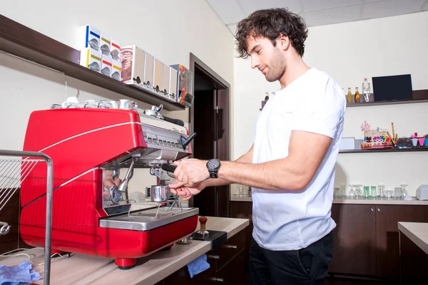 Hombre joven haciendo café —  Fotos de Stock