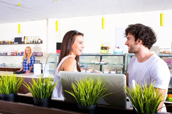 Pareja joven en una cafetería —  Fotos de Stock