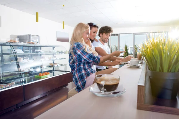 Amigo en una cafetería —  Fotos de Stock