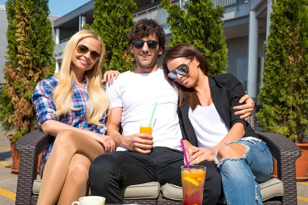 Amigos em um terraço — Fotografia de Stock