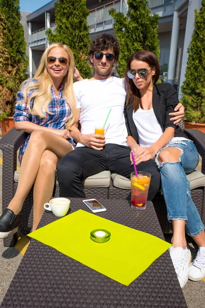 Amigos en una terraza —  Fotos de Stock