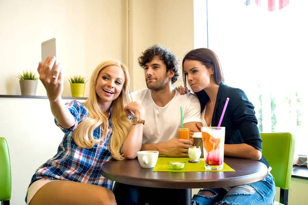 Vänner i ett kafé — Stockfoto