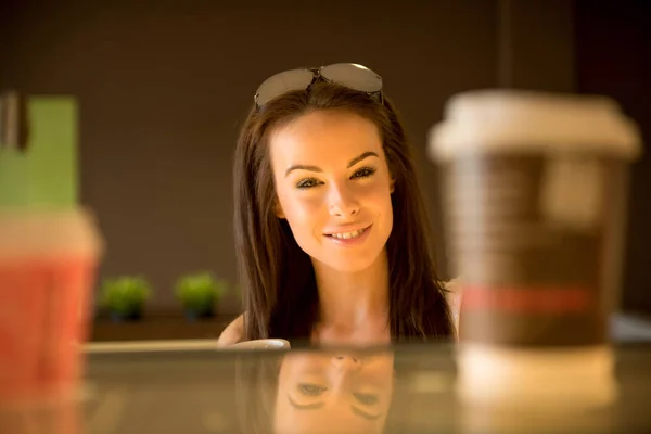 Jonge vrouw weg te nemen van een kopje koffie — Stockfoto