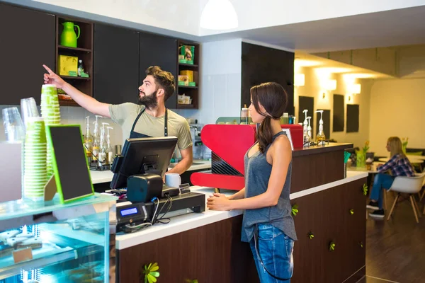 Costumers en una cafetería —  Fotos de Stock