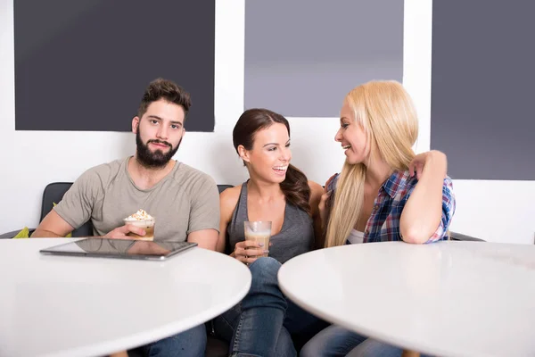 Friends in a coffee shop — Stock Photo, Image