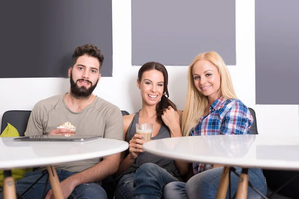 Amigos en una cafetería —  Fotos de Stock