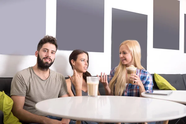 Vänner i ett kafé — Stockfoto