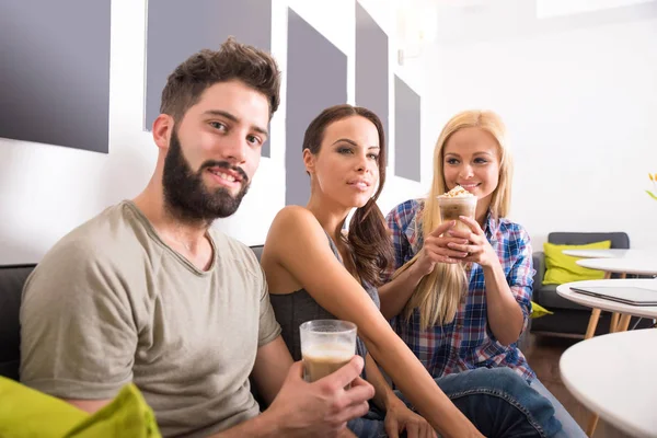 Amigos em uma cafeteria — Fotografia de Stock