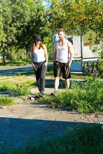 Pareja joven hablando en un entorno urbano —  Fotos de Stock