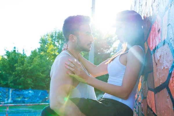 Jovem HipHop Casal abraçando em um ambiente urbano — Fotografia de Stock