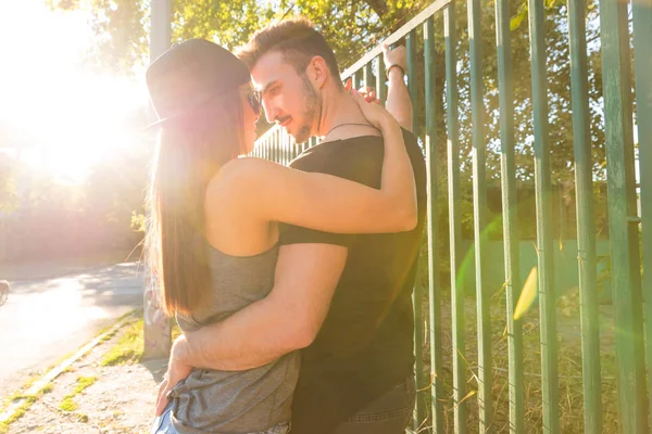 Jeune Couple de Hiphop en milieu urbain — Photo