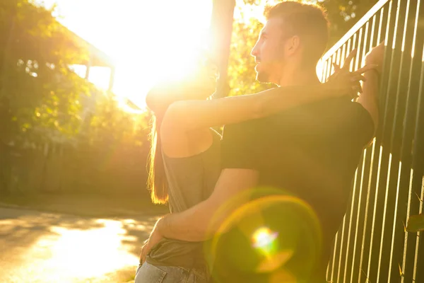 Joven pareja de Hiphop en un entorno urbano — Foto de Stock