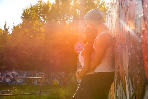 Νεαρό ζευγάρι Hiphop αγκάλιασμα σε ένα αστικό περιβάλλον — Φωτογραφία Αρχείου