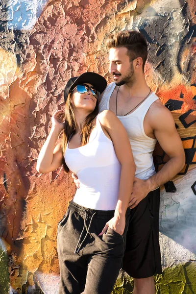 Jovem HipHop Casal abraçando em um ambiente urbano — Fotografia de Stock