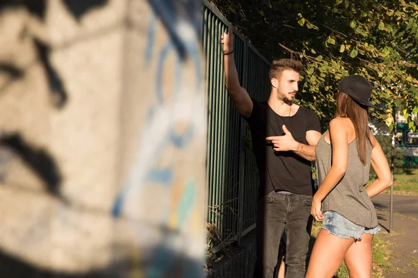 Giovane coppia di Hiphop in un ambiente urbano — Foto Stock