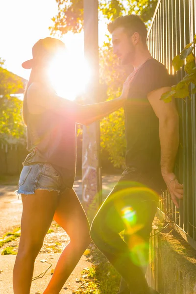 Joven pareja de Hiphop en un entorno urbano — Foto de Stock