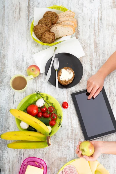 Una mano di donna con cibo e compresse — Foto Stock