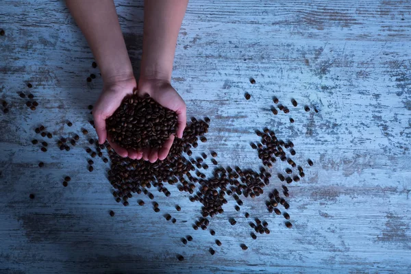 A woman's hand at a table with coffee — Stock Photo, Image