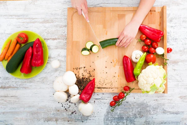 Una mano di donna con le verdure — Foto Stock