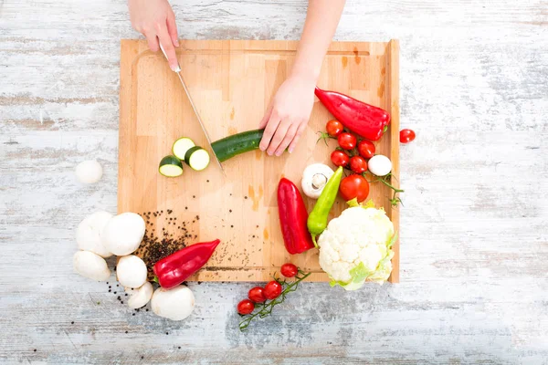 La mano de una mujer con verduras — Foto de Stock