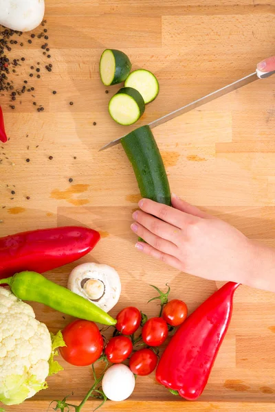 La mano de una mujer con verduras — Foto de Stock