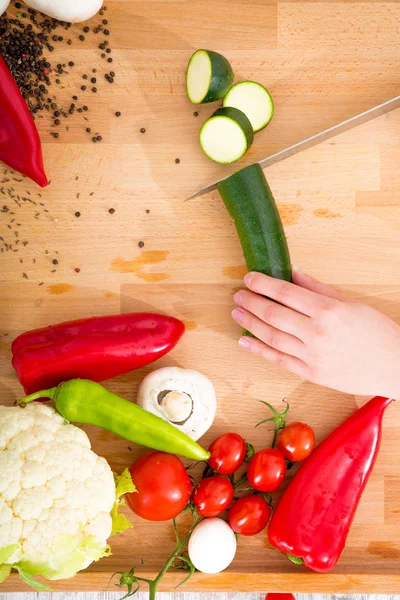 La mano de una mujer con verduras — Foto de Stock