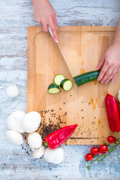 La mano de una mujer con verduras — Foto de Stock