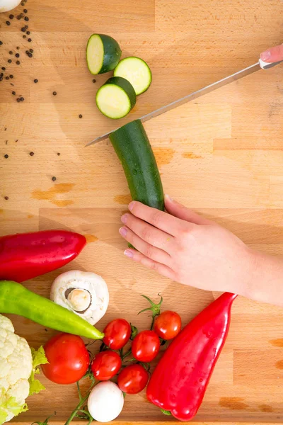 A mão de uma mulher com legumes — Fotografia de Stock