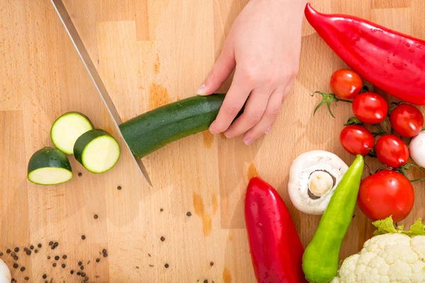 La mano de una mujer con verduras — Foto de Stock