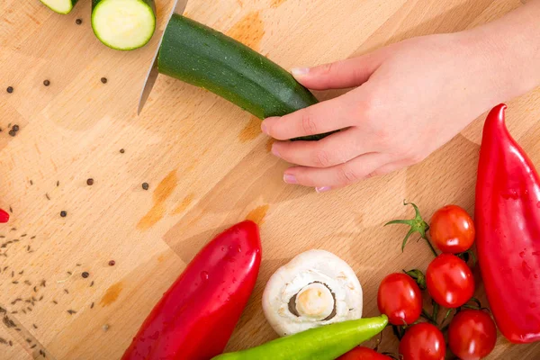 Een vrouw hand met groenten — Stockfoto