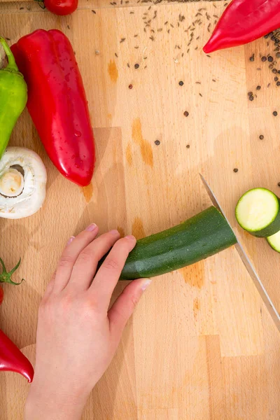 Una mano di donna con le verdure — Foto Stock
