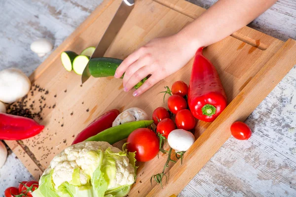 La mano de una mujer con verduras — Foto de Stock