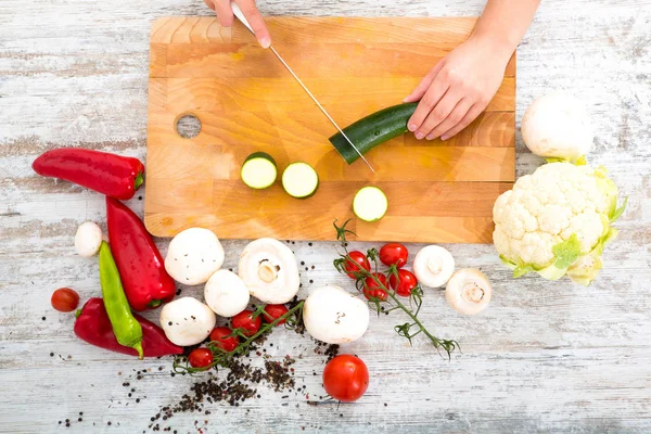 La mano de una mujer con verduras — Foto de Stock