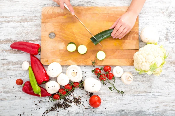 La mano de una mujer con verduras — Foto de Stock