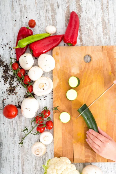 A mão de uma mulher com legumes — Fotografia de Stock