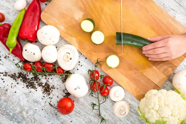 La mano de una mujer con verduras — Foto de Stock