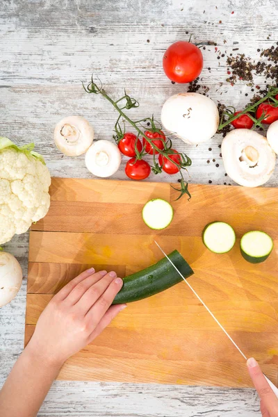 La mano de una mujer con verduras — Foto de Stock