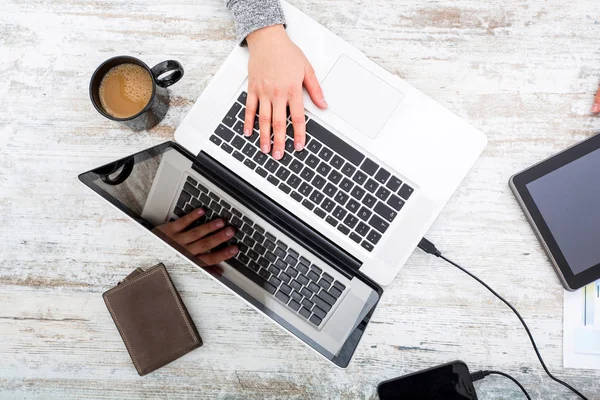 Die Hand einer arbeitenden Frau — Stockfoto