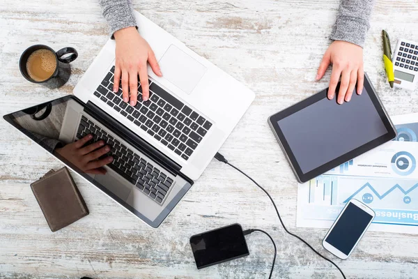 Die Hand einer arbeitenden Frau — Stockfoto