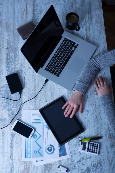 Eine arbeitende Frauenhand in der Nacht — Stockfoto