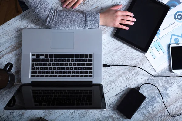 Die Hand einer arbeitenden Frau in der Nacht — Stockfoto