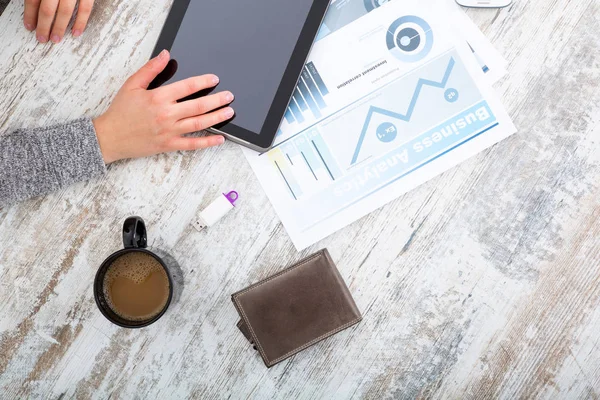 Een dames hand op een tafel — Stockfoto