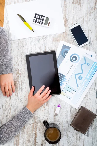 Een dames hand op een tafel — Stockfoto