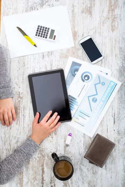 Een dames hand op een tafel — Stockfoto